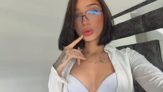 PeytonReeds Sexy Glasses! Pic