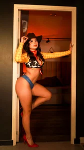 your favorite cowgirl 🤠❤️‍🔥 de cherry_monroe  7 Imagens