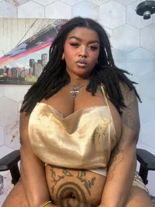 Anaa_Fuentess do you like the color gold?😏🔥🥺 Poză 5