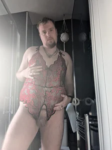 Sissy_roxxi Me in my sexy black and red bodysuit Poză 8