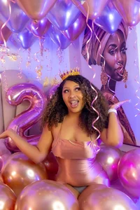 It's my 22nd birthday👑🩷 od sabrina_lafaux_cr  4 snímek