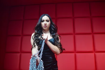 AliceHarper_ Chains Pic 2