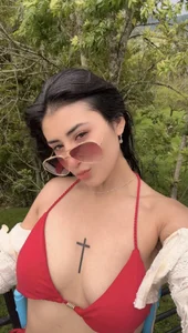 fiorella_paris What would you think about doing to me in the pool, daddy?💦🥵 Εικόνα 2