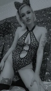 Cute_femme Public Pic 5