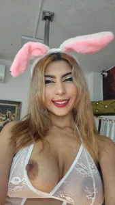 Cherry_Foxi_: Naughty bunny playing on her tube ( 3 фото)