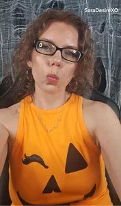 SaraDesirexo 🎃 Pumpkin spice & everything naughty 😈 Rockin’ my pumpkin shirt and ready to play 💋 Tricks, treat Immagine 