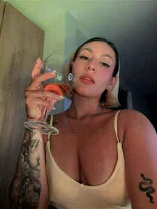 Emily_robertss Take a wine together slika