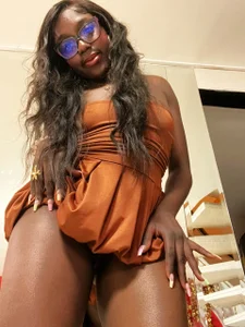 nylaroyale_cr SWEET, DARK AND NAUGHTY 😏 Pic 3