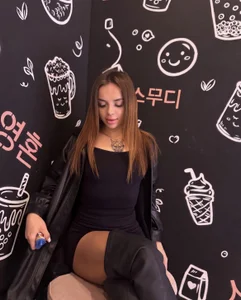 MeantWeek Black outfit, sitting with blue background Fotka