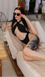 SandraBabeXO kullanıcısının Poolside Temptation albümü -  2 fotoğraf