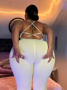 kyana_cream Do you like my new clothes? They're yellow. Pic 6