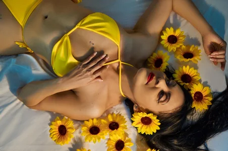 ScarletAbril Public Gambar