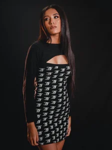 let me model you, love 😍🖤 de alicemoon__  3 photos