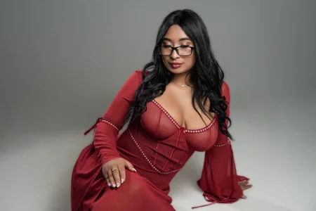 BellaHarllow ❤️ A queen in red never asks for attention... she owns it. Pic