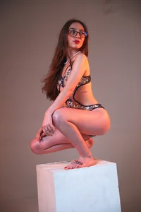 Between Shadows and Desire🌺 de victoriapalmerfg  9 Imagens