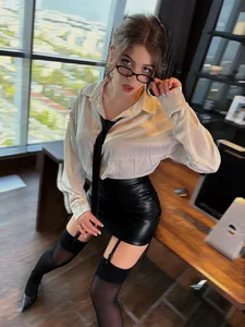 TINA_LIOREN 𝐵𝑜𝑠𝑠, 𝐼'𝑚 𝑛𝑜𝑡 𝑤𝑒𝑎𝑟𝑖𝑛𝑔 𝑝𝑎𝑛𝑡𝑖𝑒𝑠 𝑢𝑛𝑑𝑒𝑟 𝑚𝑦 𝑠𝑘𝑖𝑟𝑡… Pic