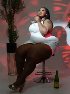 Bigasshott_ BETWEEN CURVES AND FANTASY Foto 4