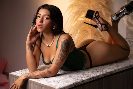 BrithanyParker_ green woman 💚 Pic