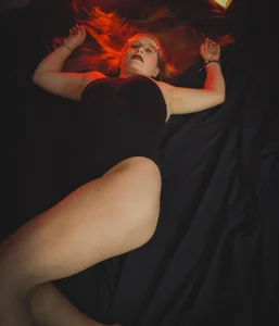 AllisonRoberts_ Elegance in every curve… and a fire that does not go out 🔥✨ Immagine  2