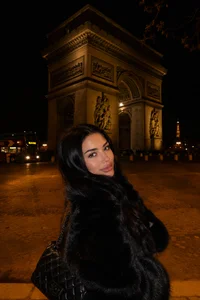 Elegance isn’t about being noticed, it’s about being remembered. ✨ de ParisianDoll Foto 6