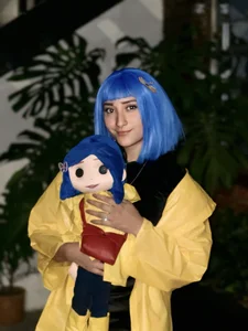 amaracooper_ CORALINE 💙🖤💛🪡  4. fénykép