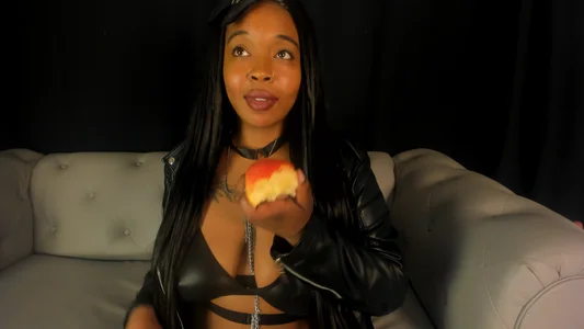 Charlotte__Brown_ I WANT TO EAT LIKE THIS APPLE Foto