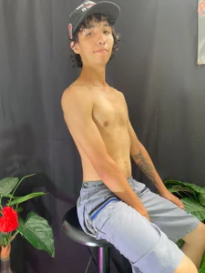 smile de justin_twink20  2 photos