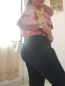 SluttyMilf79 In my tight jeans 🍑🍑🔥 Pic 2