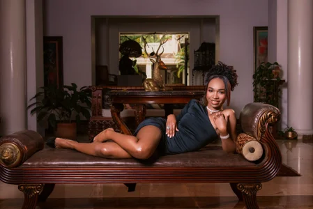 Agatha-Adams Seductive Details зображення 2