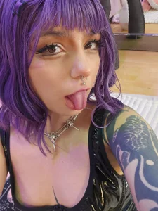 BizzyNoarのI am so perverse and sensual at the same time 🥵の 4枚の写真