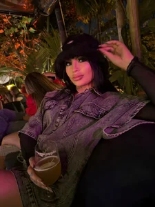 EmmyKenner A night of drinks Pic 4