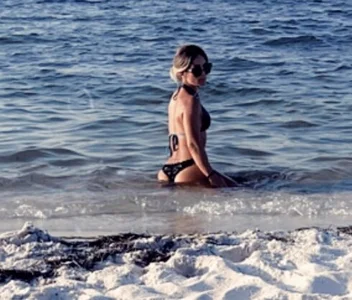 Jessie_Holmes: Wet in the sun ( 7 фото)