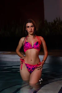 DanielaMedinaa Sexy piece of me in the pool Foto 2