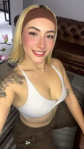 Emily_robertss Emily you are so sexy Pic 2