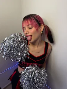 Hot cheerleader looking for her gifted footballer😈🏀♥ od franchezkavegaaa  6 snímek
