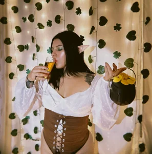 Latin_Rachell3 Who wants to toast with me? 🍺 圖片