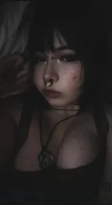 Ivi_jones_ Public Hình