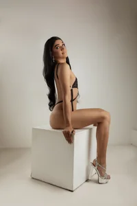 Long legs, seductive weapons🖤 od Alice_Graay__  2 snímek