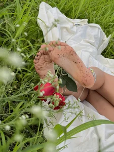 fetish_foot_ take a rose 🌹🩷 Pic 7