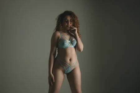 AmbarClarck: sexy allison woman with beautiful curls ( фото)