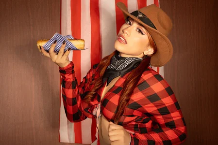 CloeDawsonThis sexy cowgirl would love to ride you Bild 2