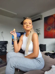 DeliaaSmithPublic图片 3