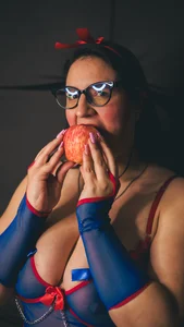 Soe_Lara Do you want some of my apple? зображення 3