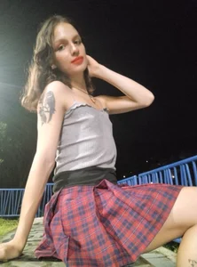 Red mini skirt de Ishtar_Shakti  photos