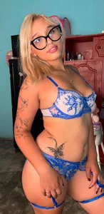 Do you like the color of my new lingerie?🎀🔥 de SkylerRose3  3 photos