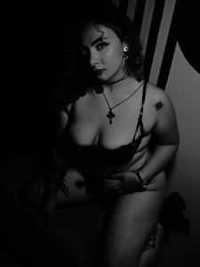LoiseHarper Black and White - {count, plural, one {תמונה אחת} two {שתי תמונות} many {# תמונות} other {# תמונות}}