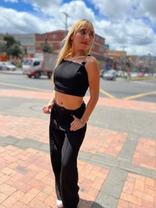 Lollyrose_ Walking through the streets of my city💫 slika