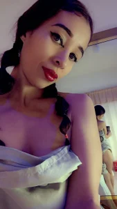 cristinapuerta_ your legs wrap me and take you to unexplored places...❤️‍🔥💦😏🥵 Foto