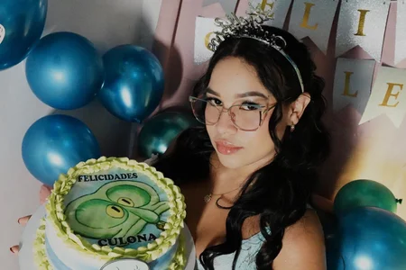 happy birthday to me 🥳🥳 de Adriana_crof  2 photos