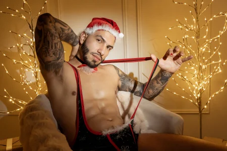Matt_Ferrer Hot and cold christmas for this 2025😏🎁✨ Pic 2